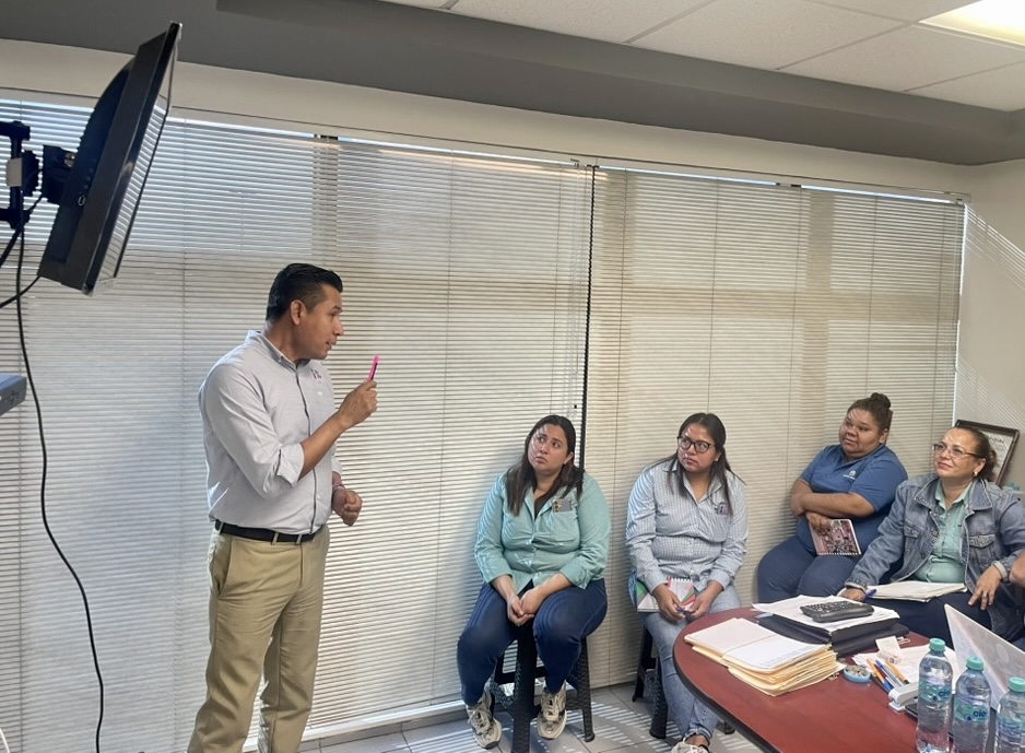 Profesionales revisando documentación de un sistema de gestión