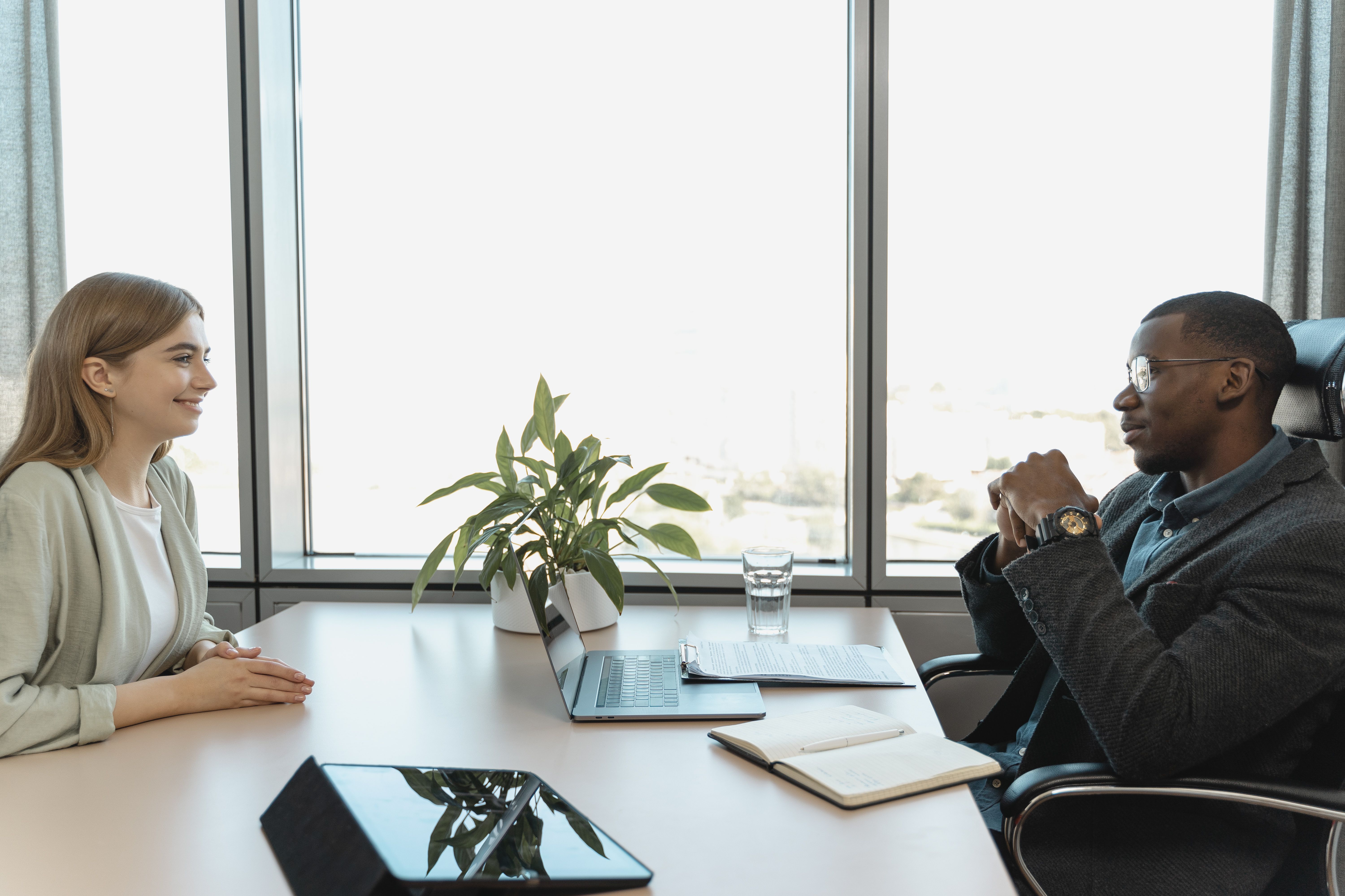 Entrevista profesional en un entorno de trabajo