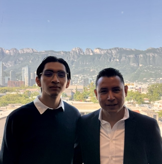 Dos consultores frente a un paisaje urbano